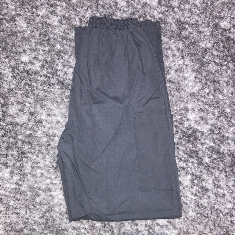 Scrub zone scrubs, color gray, woman’s size small(fits a medium)
